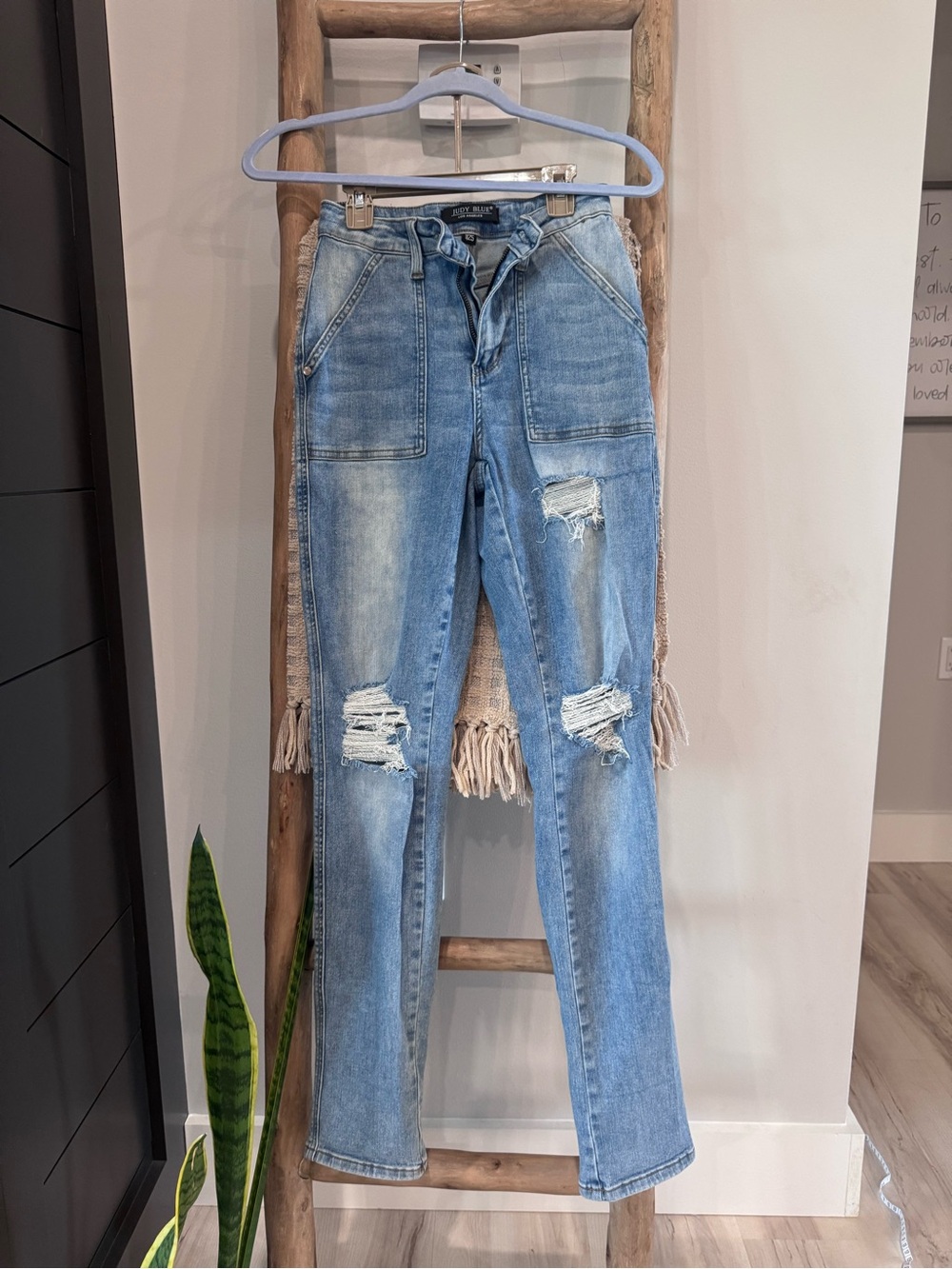 Judy Blue Light Wash Distressed Jeans | Size 25